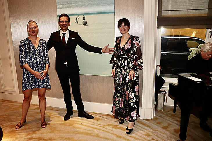Künstlerin Iris vom Carnap, Mandarin Oriental, Munich General Manager  Dominik G. Reiner, Kuratorin Dr. Sonja Lechner (©Foto:JackyVifer / Mandarin Oriental)